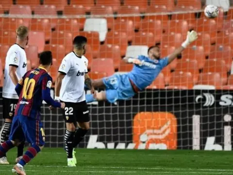 Lập siêu phẩm, Messi tiến sát kỷ lục cố danh thủ Maradona