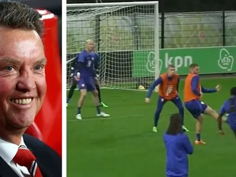Lập siêu phẩm, sao M.U khiến Van Gaal phấn khích