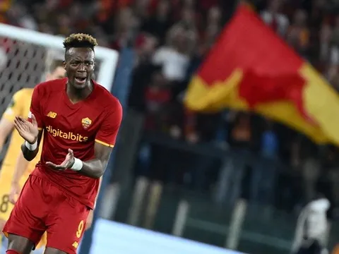 Lật kèo thành công, Abraham chế nhạo CĐV đối thủ