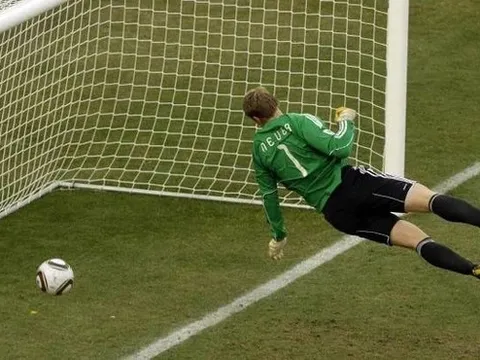 Vì sao Premier League không chiếu lại tình huống trên màn LED?