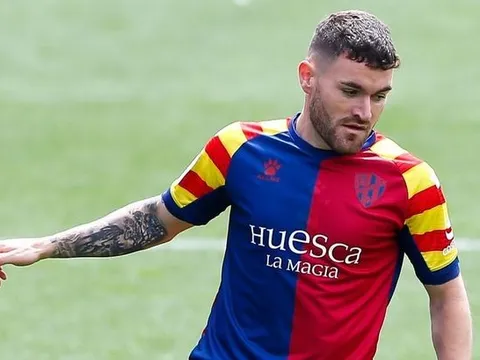 Leeds dẫn trước Atletico trên TTCN