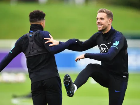 Lên tuyển tập trung, Henderson đang làm công tác chiêu mộ cho Liverpool?