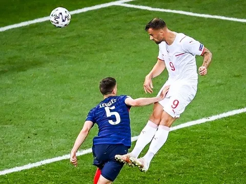 Lenglet gây bão sau khi chạm vùng kín đối thủ trên sân