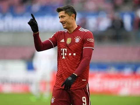 Lewandowski lại xát muối Bayern