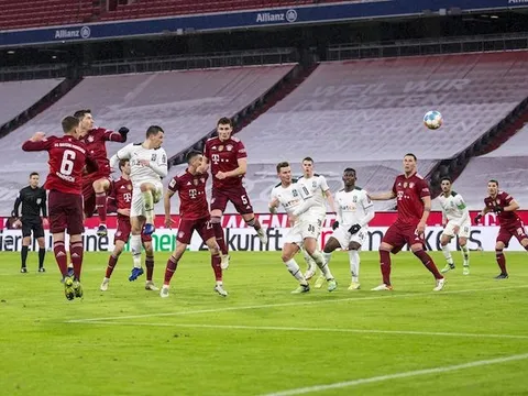 Lewandowski lập công, Bayern vẫn ôm hận trước M’gladbach