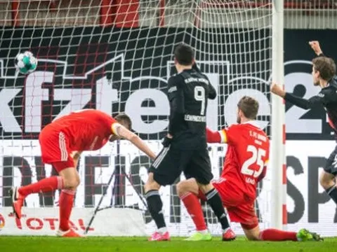 Lewandowski nổ súng, Bayern nhọc nhằn trở lại ngôi đầu