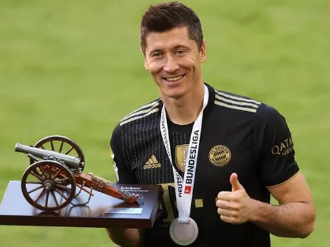 Lewandowski phá vỡ kỷ lục tồn tại 49 năm của Bundesliga