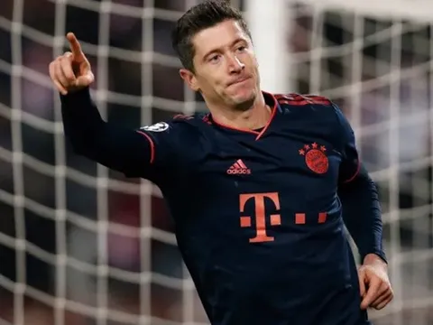 Lập cú poker, Lewandowski đã "khuất phục" thành công Muller
