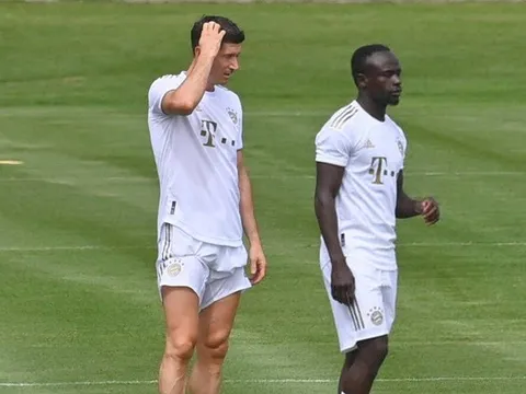 Lewandowski uể oải, như một 'bóng ma' trên sân tập