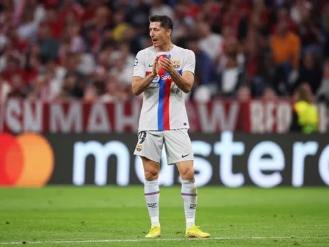 Lewandowski vô duyên, đồng đội lên tiếng bênh vực