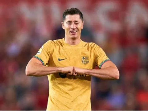 Lewandowski xử lý đẳng cấp, Barca chiếm ngôi đầu La Liga