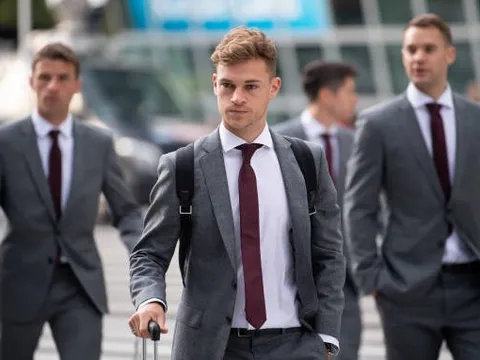 Liên tiếp nhận tin không vui, đây là thái độ của Bayern khi ra sân bay đến Hy Lạp