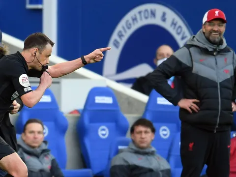Liên tục bị "thế lực hắc ám" hành hạ, HLV Jurgen Klopp lộ biểu cảm khó đỡ