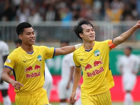 Vòng 8 V-League: HAGL lập hattrick; CĐV “phun mưa” trọng tài