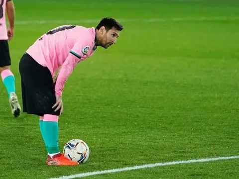 SỐC! Messi thoát thẻ đỏ khó tin dù 'thái độ' với trọng tài chính
