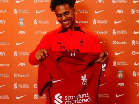 Liverpool chính thức trao số áo cho tân binh