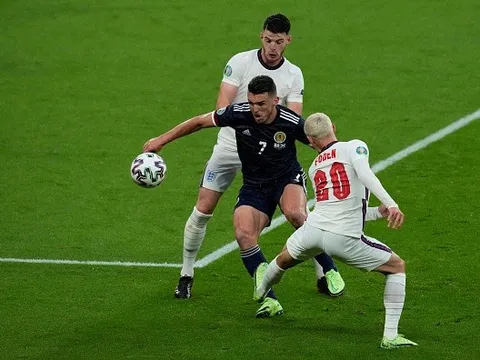Liverpool đại chiến M.U vì ‘người không phổi’ của Scotland