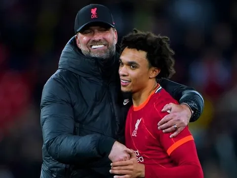 Liverpool hòa vất vả, Alexander-Arnold tiết lộ phản ứng của Klopp sau hiệp 1