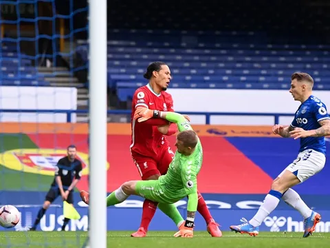 Liverpool mất Van Dijk, đối thủ nói gì?
