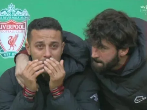 Liverpool nhận tin dữ trong ngày đăng quang Cúp Liên đoàn