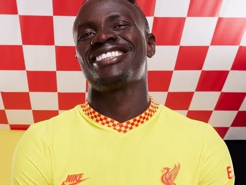 Liverpool ra mắt áo đấu mới, fan đòi trả lại tiền