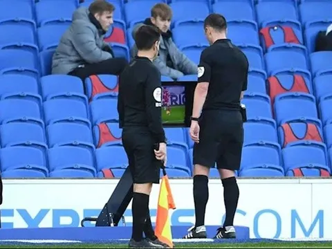 Liverpool sảy chân vì VAR, Neville có động thái gây bão