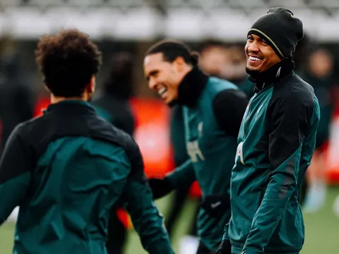 Salah nói chuyện với Fabinho, Van Dijk cười ngất