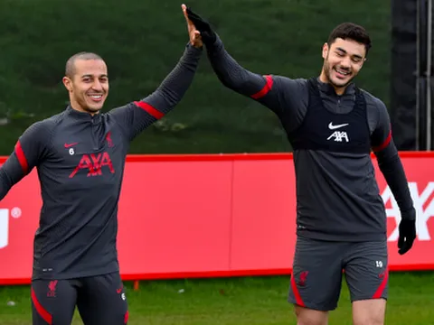 Liverpool tập bài lạ, Thiago tìm ra đối tác ăn ý mới