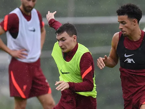 Liverpool trói chân cầu thủ đi bóng như Messi