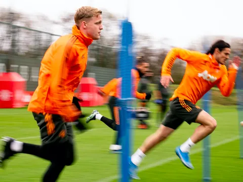 Lộ thái độ De Beek khi đòi rời M.U, Cavani có diện mạo mới trên sân tập