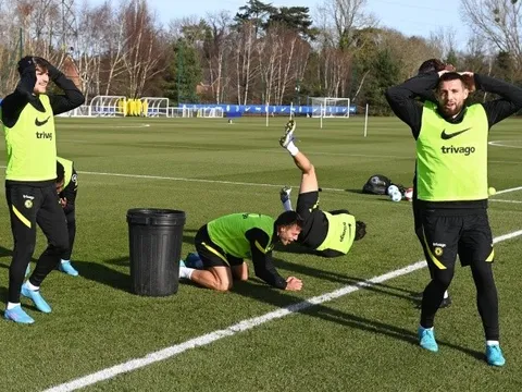 Loạt sao Chelsea ôm đầu, lăn lộn với pha hỏng ăn của Azpilicueta