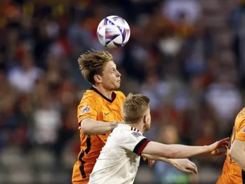 Lu mờ nhạc trưởng Man City, De Jong lại khiến Man Utd điên đảo