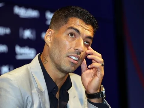 Suarez ngấn lệ, cười khẩy Bartomeu ngồi ngay bên cạnh ngày chia tay Barca