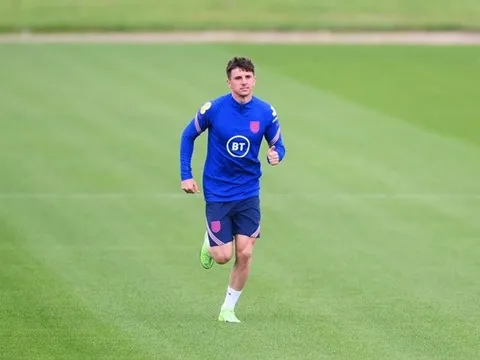 Carragher nêu lý do chọn Mason Mount thay vì Jack Grealish