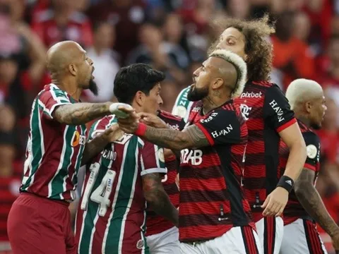 Luiz và Vidal xuất hiện trong trận cầu bạo lực có 5 thẻ đỏ