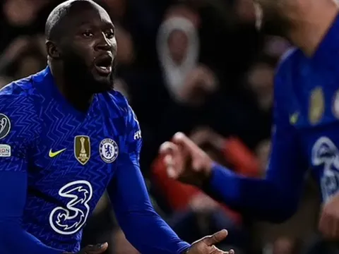 Carragher không hài lòng với sao Chelsea