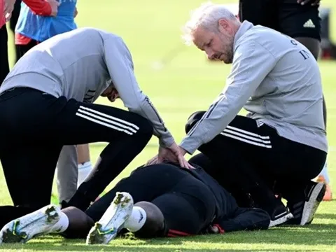 Lukaku đơ mặt, nằm đo ván trên sân