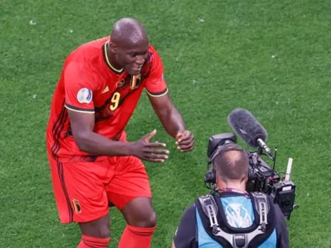 Lukaku động viên Eriksen sau khi ghi bàn