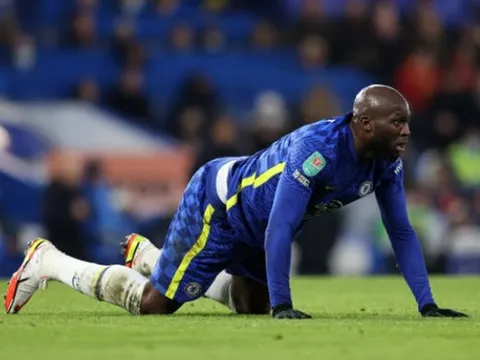 Lukaku quỳ gối nện đất; Tuchel chỉ bài Werner gật đầu lia lịa