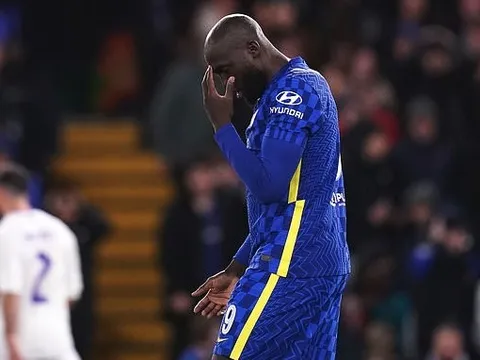 Lukaku với pha hỏng ăn thổi bay cơ hội của Chelsea