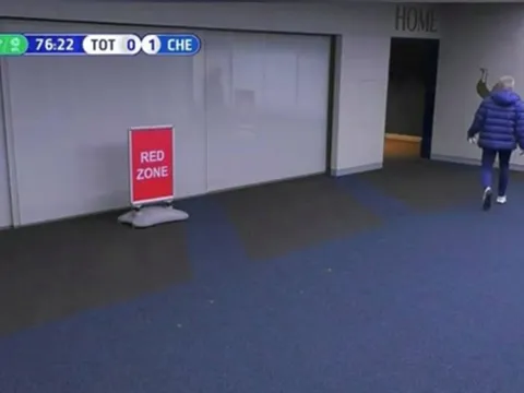 Hành động "kì quái" trước Chelsea, Mourinho lập tức lên tiếng