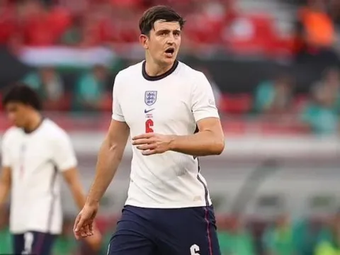 Maguire đợi Southgate 2 tiếng trong đường hầm