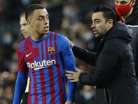 Mắc kẹt với Chelsea, Xavi chốt tương lai Sergino Dest