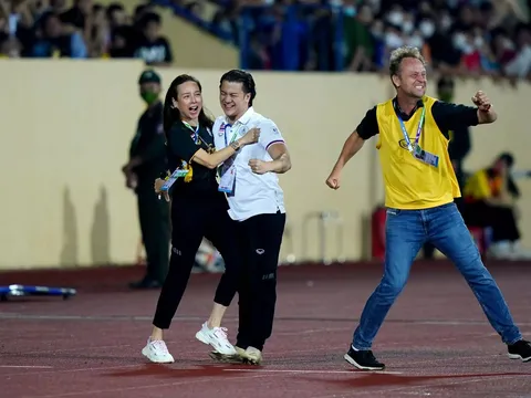 Nữ trưởng đoàn U23 Thái Lan ăn mừng cực sung khi đội nhà thắng to