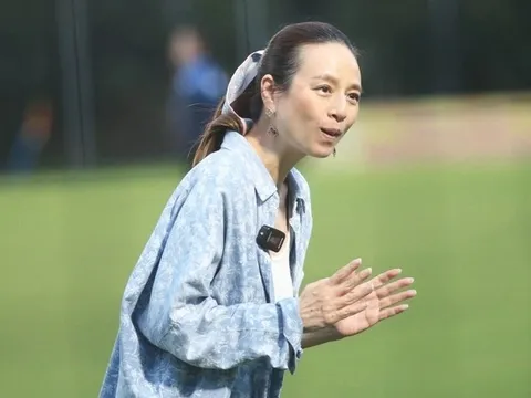 Madam Pang sắm vai MC trong buổi tập của U23 Thái Lan