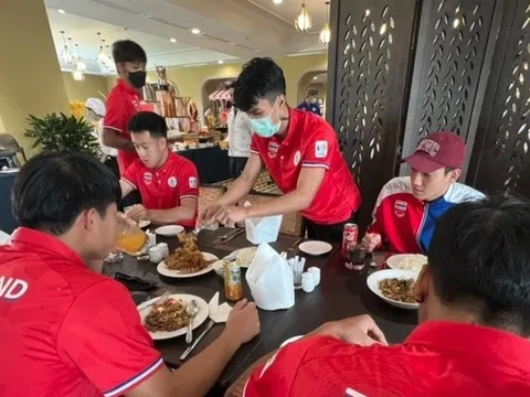 Madam Pang tiếp tế lương thực cho U23 Thái Lan