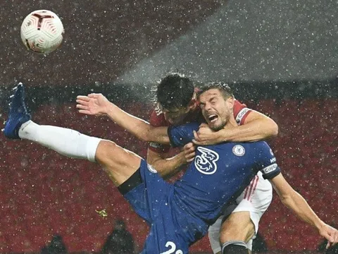 Lý giải nguyên nhân trọng tài không cắt còi tình huống Maguire kẹp cổ Azpilicueta