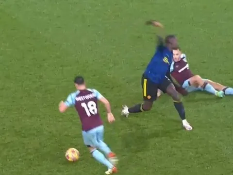 Maguire bị xoay như chong chóng, Pogba điên tiết quăng găng tay