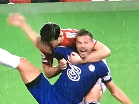 Hasselbaink: "Điên rồ! Maguire đã bóp cổ Azpilicueta"
