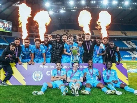 Man City vô địch Premier League 2
